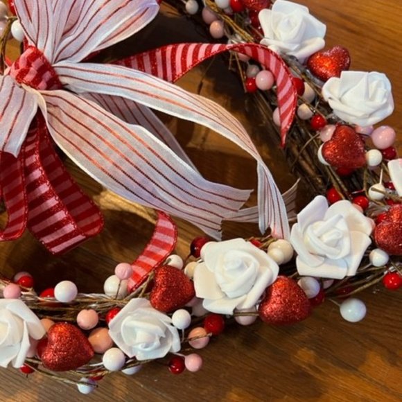 WICKER HEART with LITE WHITE ROSES - Picture 12 of 13